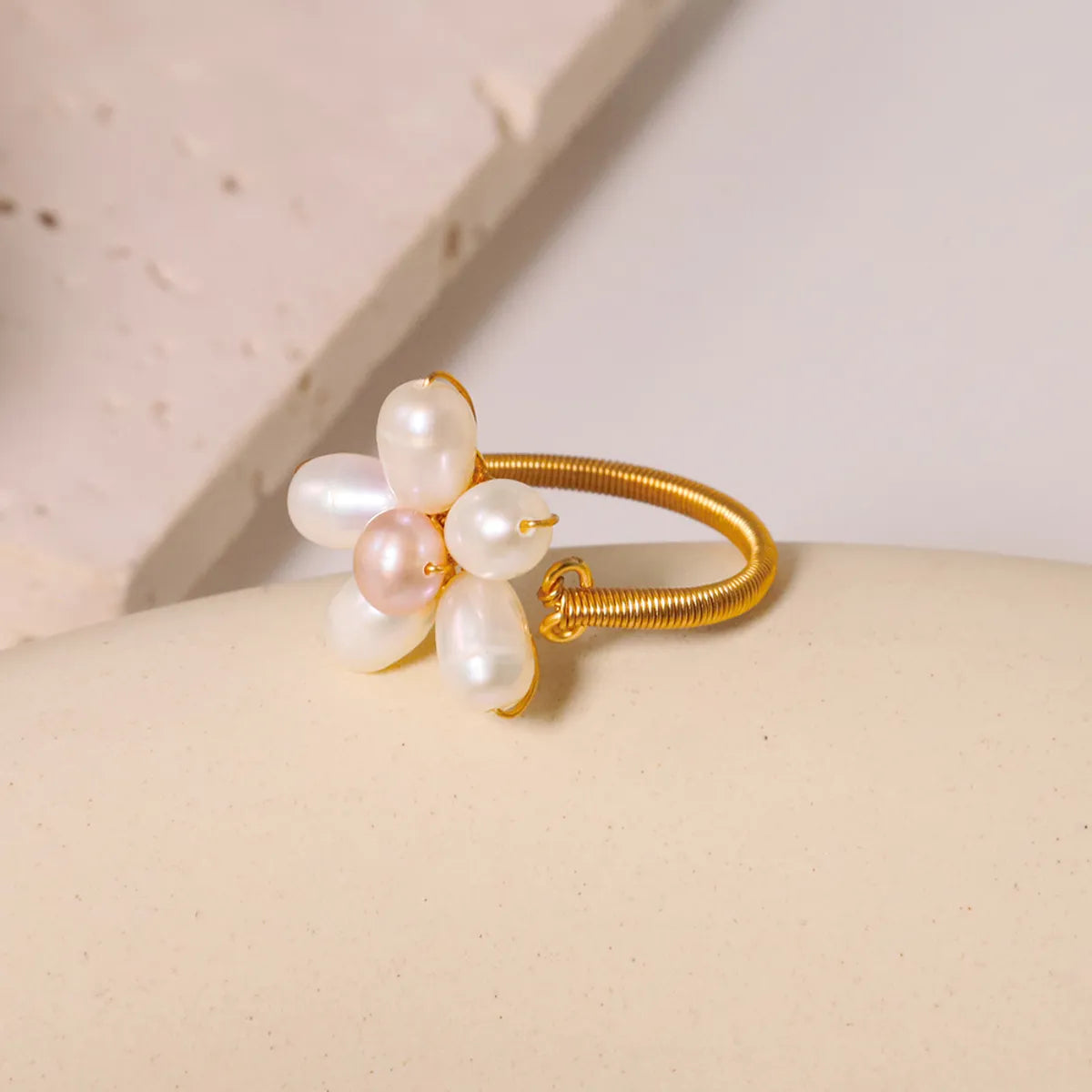 antique gold rings for women-Simple Style Classic Style Flower Freshwater Pearl Copper Plating Inlay Pearl 18k Gold Plated Rings